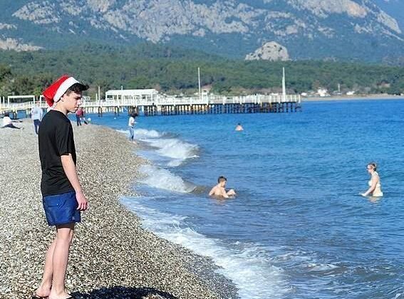 Antalya’da yılın ilk günü deniz keyfi