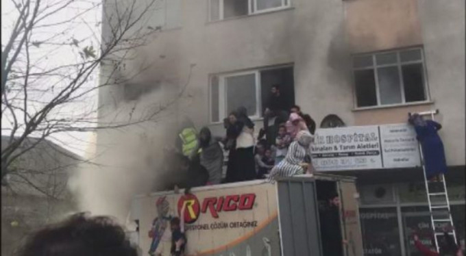 Arnavutköy’de yangın dehşeti! Çok sayıda kişi mahsur kaldı
