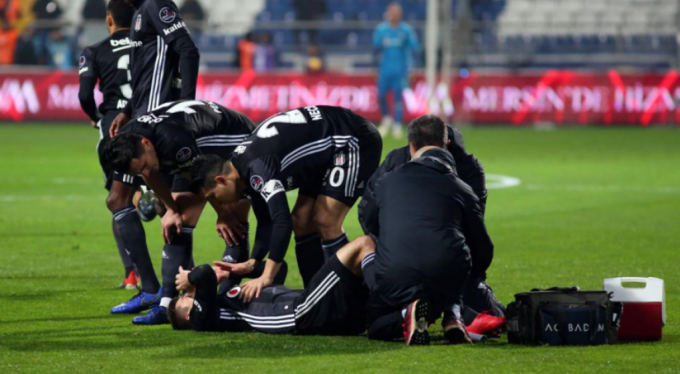 Beşiktaş’ın yıldız oyuncusu sakatlandı