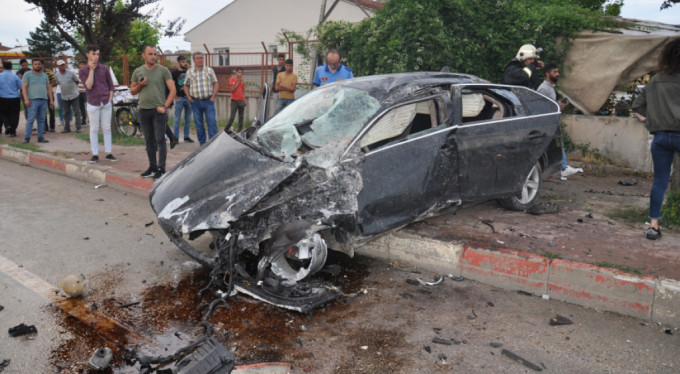 Bursa’da feci kaza: Otomobilin motoru yerinden fırladı