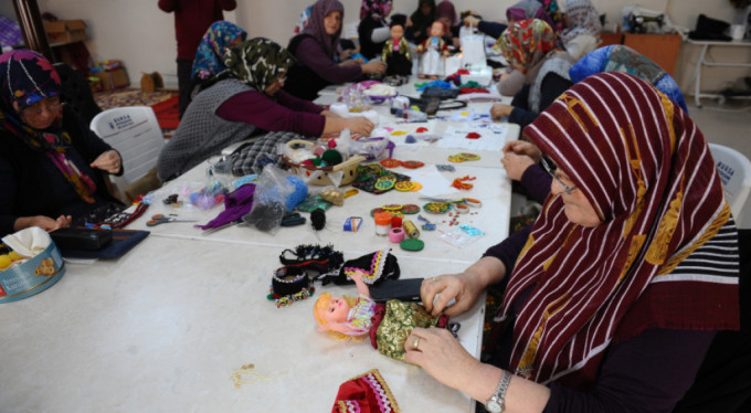 Bursa’da mazideki kıyafetler bebeklerin üzerinde yaşıyor
