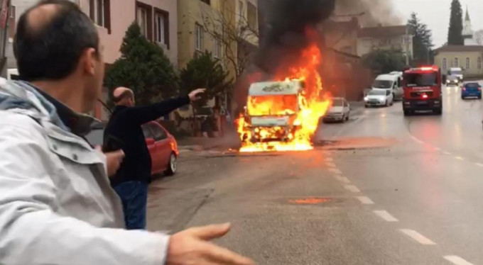 Bursa’da servis minibüsü alev alev yandı