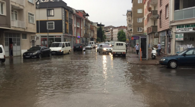 Bursa’da yağmur hayatı felç etti