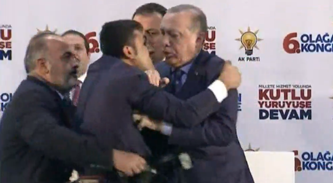Erdoğan’ı şaşkına çeviren olay! Korumalar zorla uzaklaştırdı