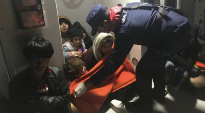 Kuşadası’nda 29’u çocuk 53 kaçak göçmen yakalandı