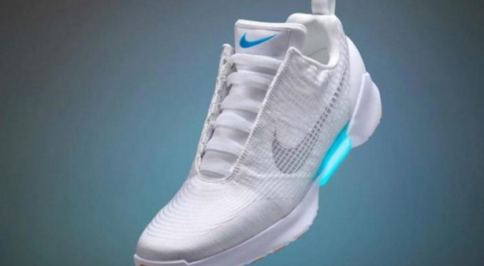Nike’ın bu ayakkabısı bağcıklarını kendi bağlıyor!