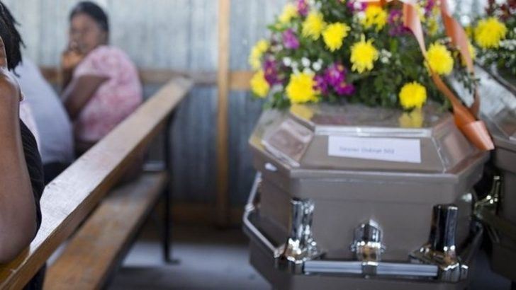 Sahte içkiden ölenlerin cenazesinde sahte içki ikram edildi, ölü sayısı 12’ye yükseldi