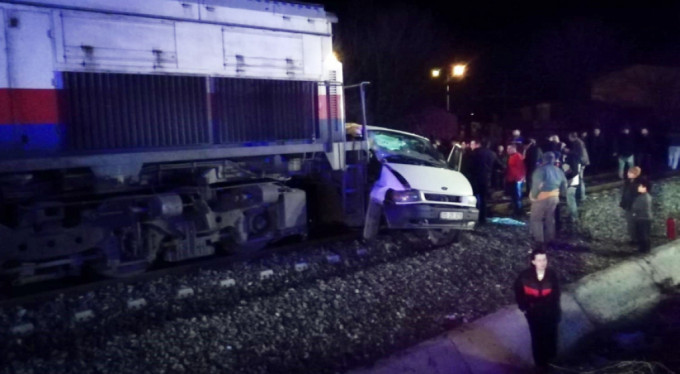 Tren kazasında 1’i polis 5 yaralı