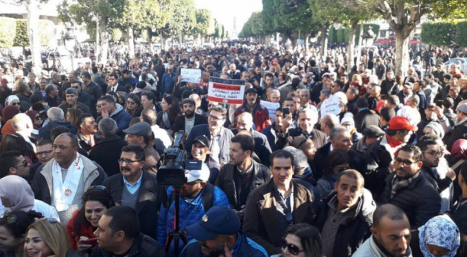 Tunuslu öğretmenler sokaklara döküldü