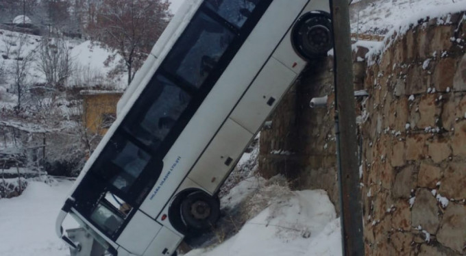 Yolcu otobüsü duvardan düştü