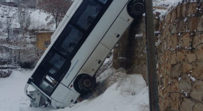 Yolcu otobüsü duvardan düştü