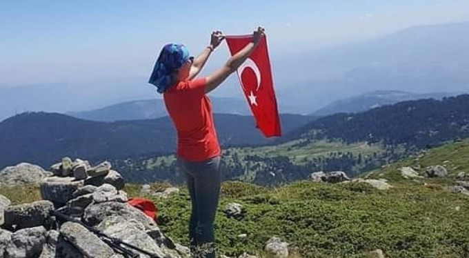 2 bin 72 metre yüksekliğe tırmanıp Türk bayrağı astılar