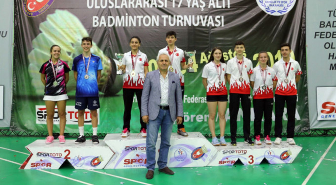 Badmintoncular madalyaya doymuyor