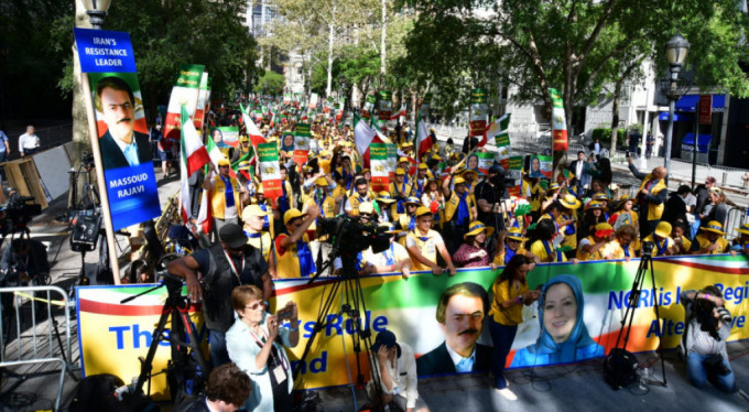 BM önünde Ruhani protestosu