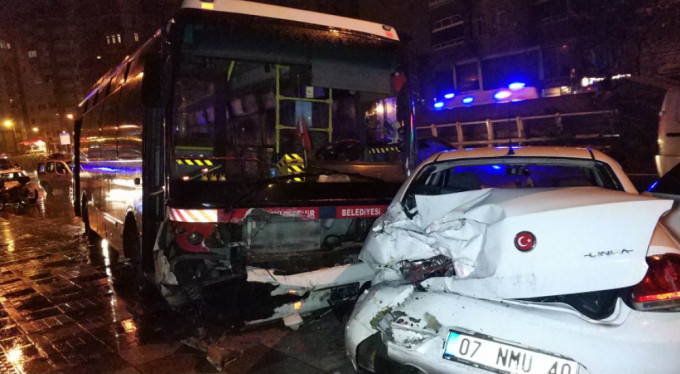Halk otobüsü park halindeki 3 araca çarpıp kaldırıma çıktı: 2 yaralı