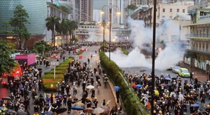 Hong Kong’dan ‘şiddet çözüm değil’ açıklaması