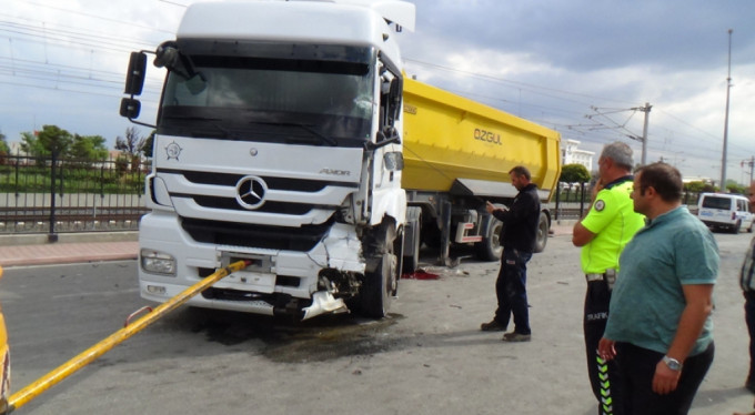 Kamyonet ile hafriyat kamyonu çarpıştı: 1 ölü, 2 yaralı