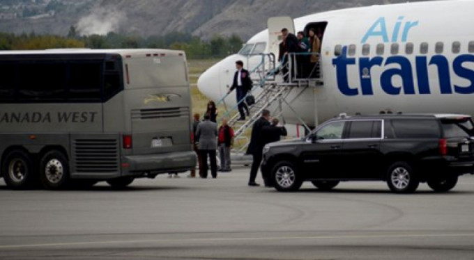 Kanada Başbakanı Trudeau’nun uçağına otobüs çarptı