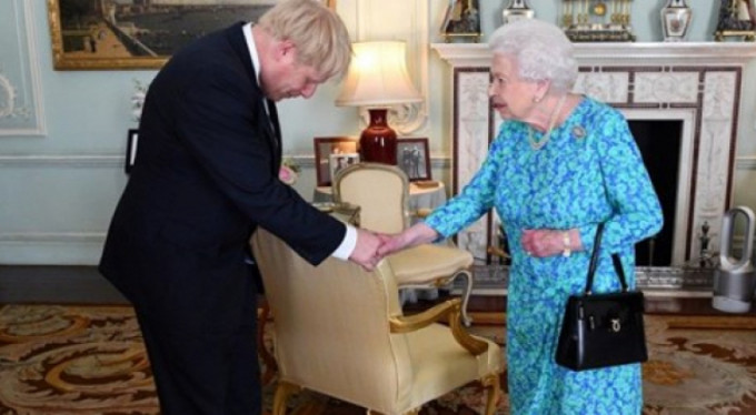 Kraliçe 2. Elizabeth Başbakan Johnson’ı görevden alabilir