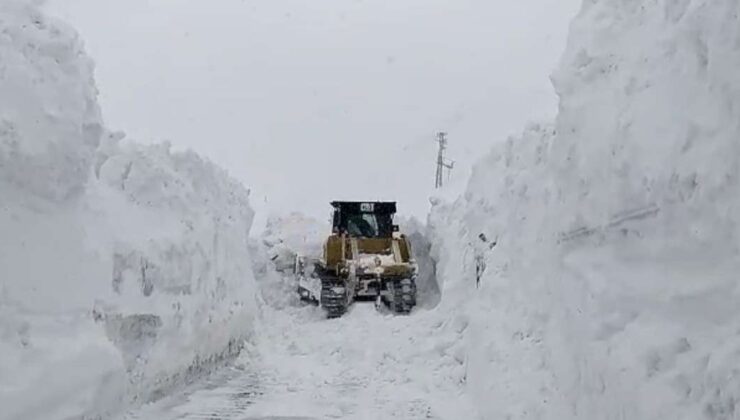 Mart ayında iş makinelerinin boyunu geçen kar ile mücadele