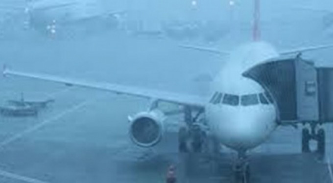 Uçaklara sağanak yağış engeli