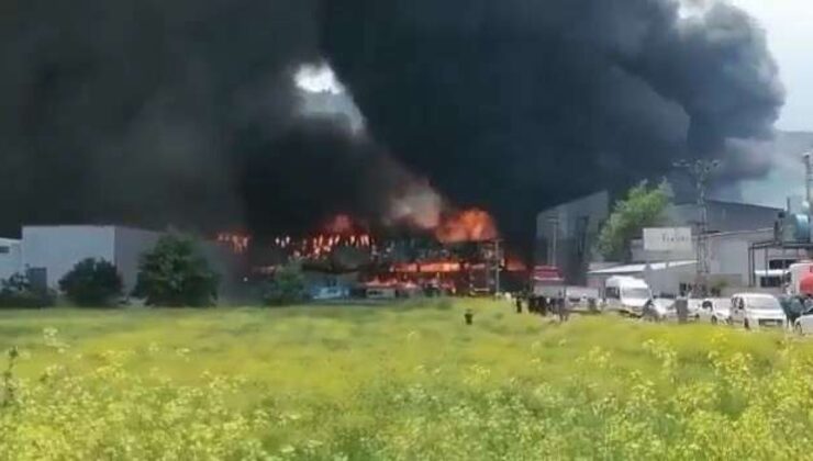 Bursa’da fabrika alev alev yandı! Vatandaşlar otomobili zor kurtardı