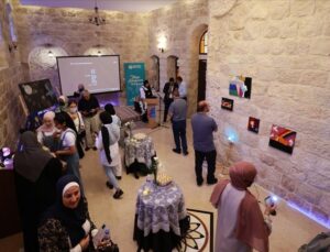 Filistinli genç ressamların eserleri Kudüs Türk Kültür Merkezi’nde sergilendi