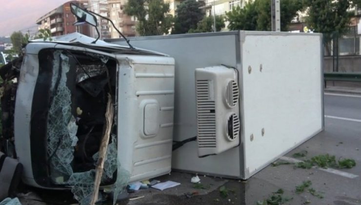 Bursa’da ağaçları yerinden söken kamyonet yan yattı