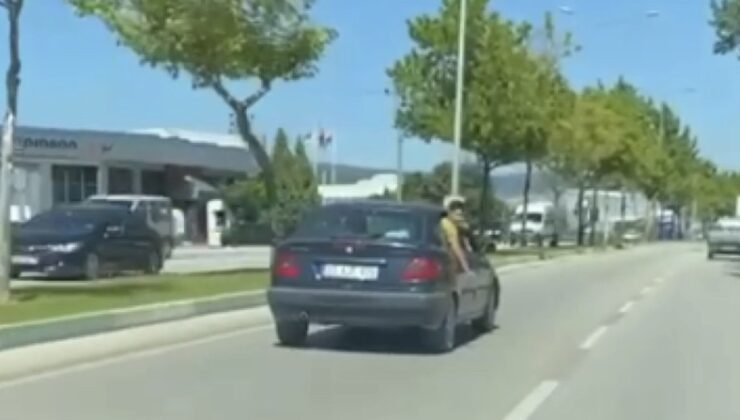 Bursa’da tehlikeli yolculuk! Otomobilin camından sarktı…