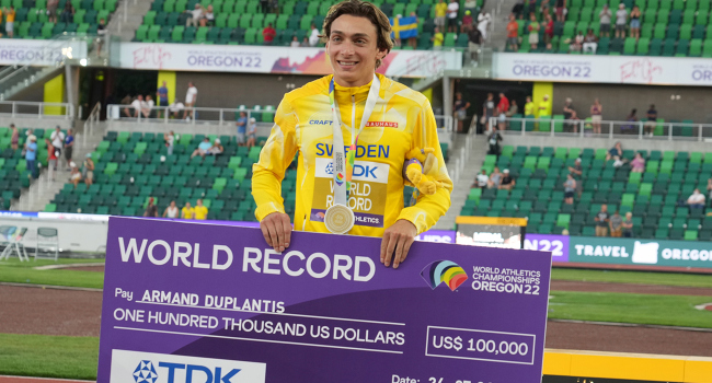 Armand Duplantis kendi rekorunu kırdı