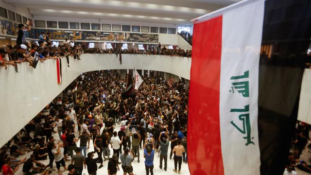 Irak’ta gerilim yükseliyor: Göstericiler meclis binasına girdi