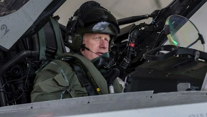 Boris Johnson savaş uçağı koltuğunda: İngiliz basını alay etti