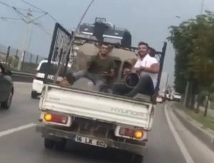 Bursa’da kamyonet arkasında tehlikeli yolculuk