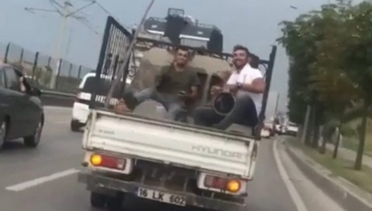 Bursa’da kamyonet arkasında tehlikeli yolculuk