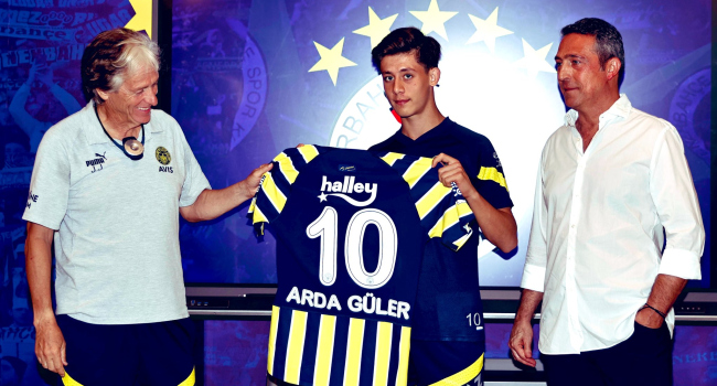 Fenerbahçe’den genç oyuncuya büyük onur!