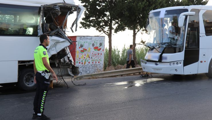 Kavşakta feci kaza! Tur otobüsü servise çarptı