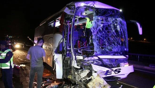 Yolcu otobüsü TIR’a çarptı: 1 kişi öldü, 43 kişi yaralandı