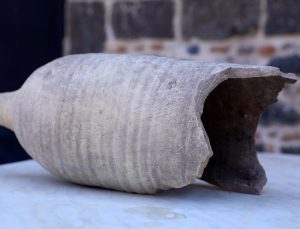 Diyarbakır’daki tarihi surlarda yaklaşık 1700 yıllık amfora bulundu