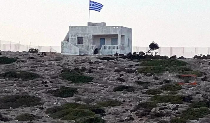 Yunanistan’dan büyük tahrik! Bayrak dikmeye başladılar