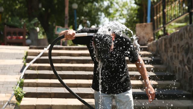 Aşırı sıcak bunaltıyor: 47 dereceyi aştı