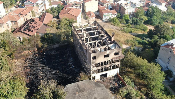 Bursa’da yanan tarihi fabrika havadan görüntülendi