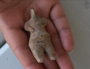 İzmir’deki kazıda 7 bin 800 yıllık kadın heykelciği bulundu