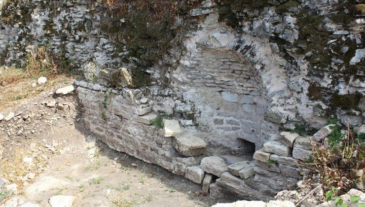 Bizans döneminin izlerini taşıyan Harmantepe Kalesi’nde kazı çalışmaları sürüyor