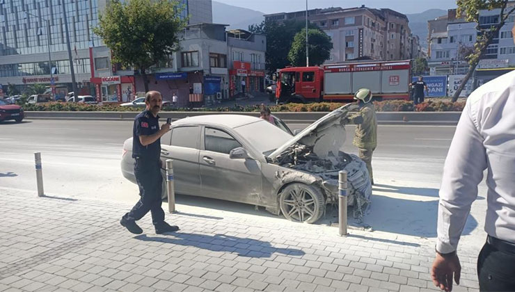 Bursa’da alev alan lüks otomobil kullanılamaz hale geldi