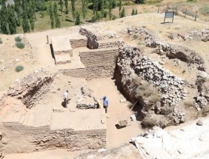 Niğde’de höyükteki kazıda Pers dönemine ait alçı surlar bulundu