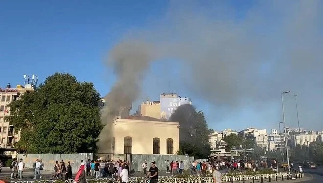 Tarihi camide yangın paniği
