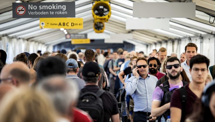 Amsterdam’da havalimanındaki personel eksikliği nedeniyle uçuşlar iptal ediliyor