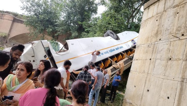 Hindistan’da otobüs nehre düştü