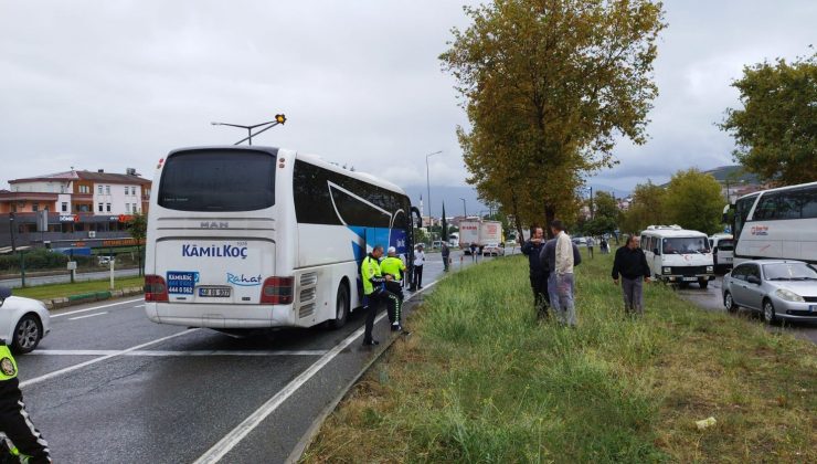 Bursa’da faciadan dönüldü! Yolcu otobüsü bariyerlere çarptı