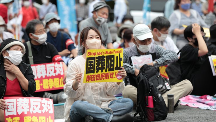 Abe için yapılacak resmi cenaze töreni protesto edildi